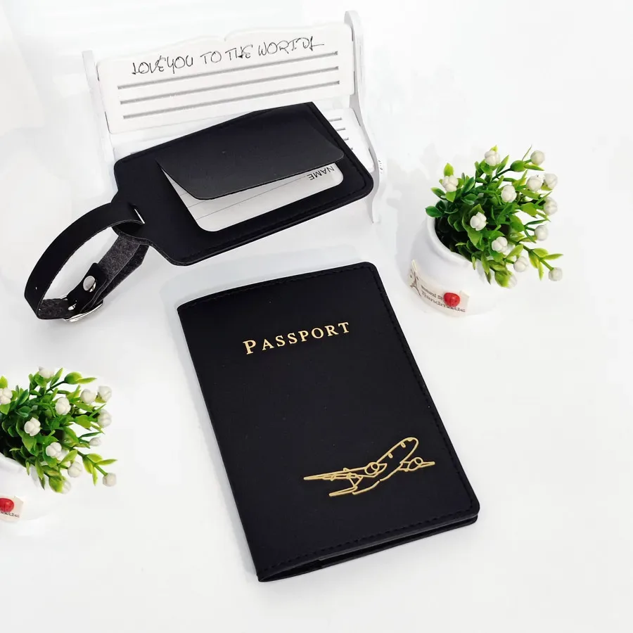 pochette passeport cuir simili noir lettre dorée étiquette bagage avion dessin accessoires voyage set deux pièces finition brillante