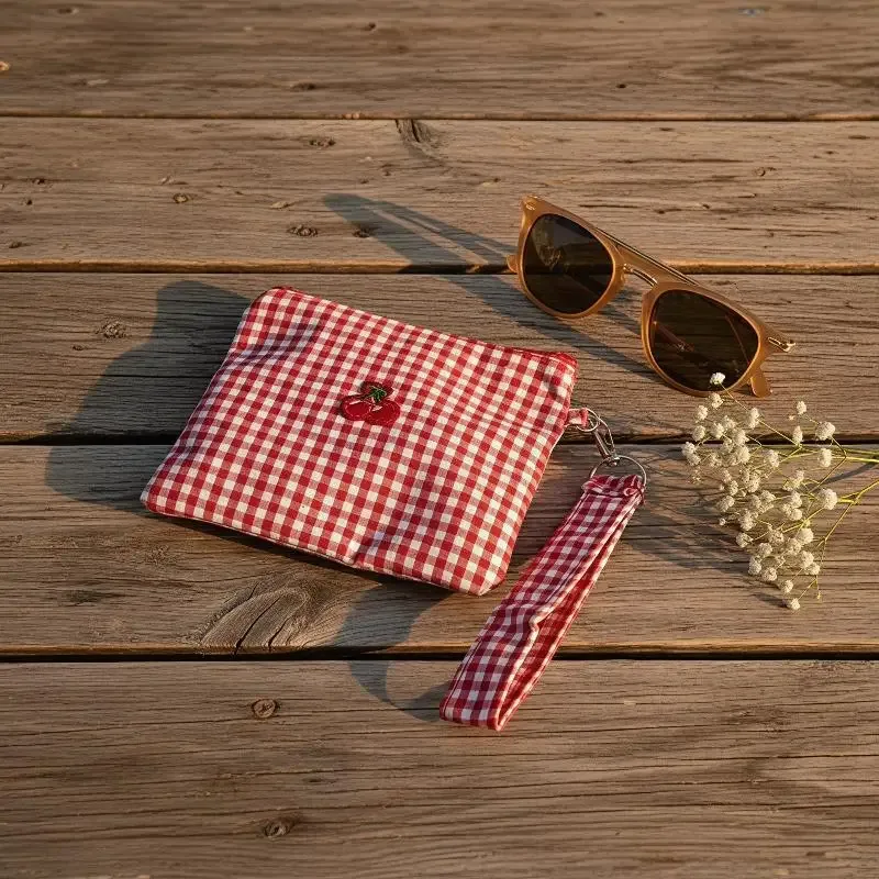 pochette cosmétique en toile imprimée cerise rouge, trousse de maquillage portable à carreaux rouges, petit rangement pour rouge à lèvres, cadeau idéal pour amies