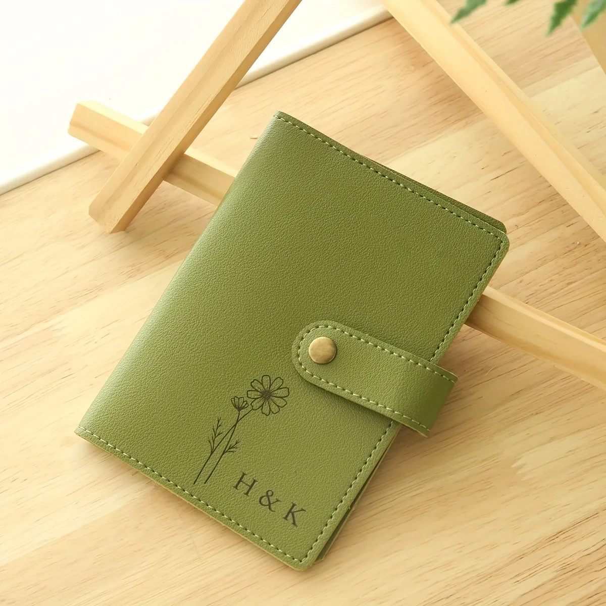 porte-passeport personnalisé en cuir synthétique avec fleur de naissance - nom et motif floral personnalisés, léger et pliable