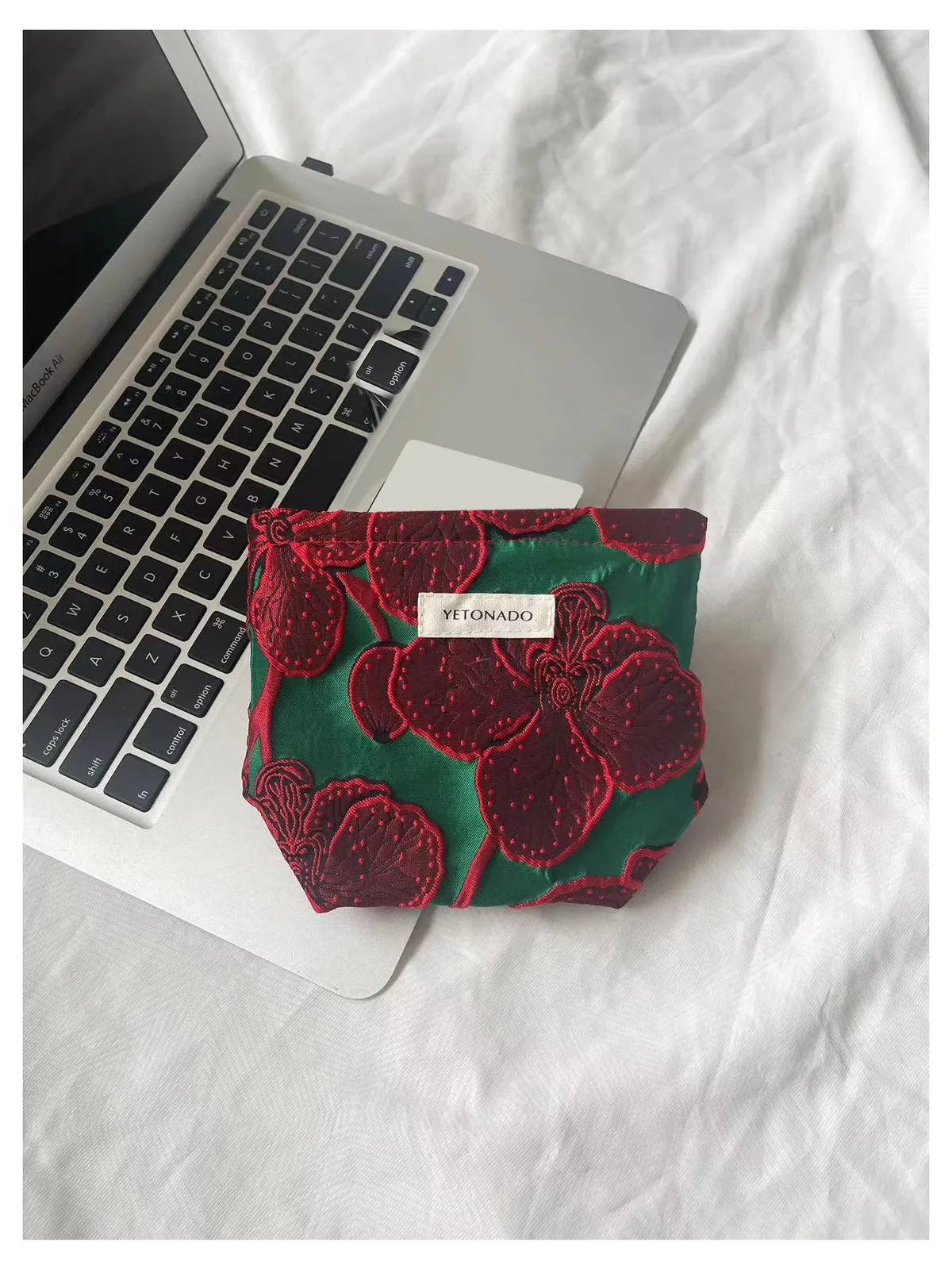 trousse polyester motif floral rose rouge voyage maquillage toile brillante petit rectangulaire fermeture glissière dorée
