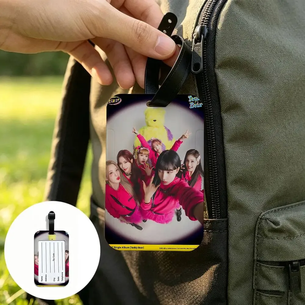 étiquette de bagage en pvc multi-scènes du groupe kpop s-stayc, design anti-perte avec carte d'information pour sac à dos et bagages de voyage.