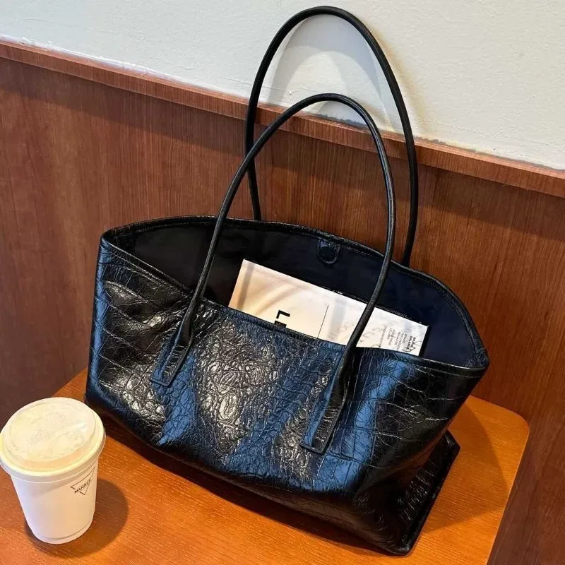 sac fourre-tout noir rétro pour femmes, en similicuir gaufré façon crocodile, grande capacité, sac à bandoulière, sac à main polyvalent pour femmes, idéal pour les trajets quotidiens.