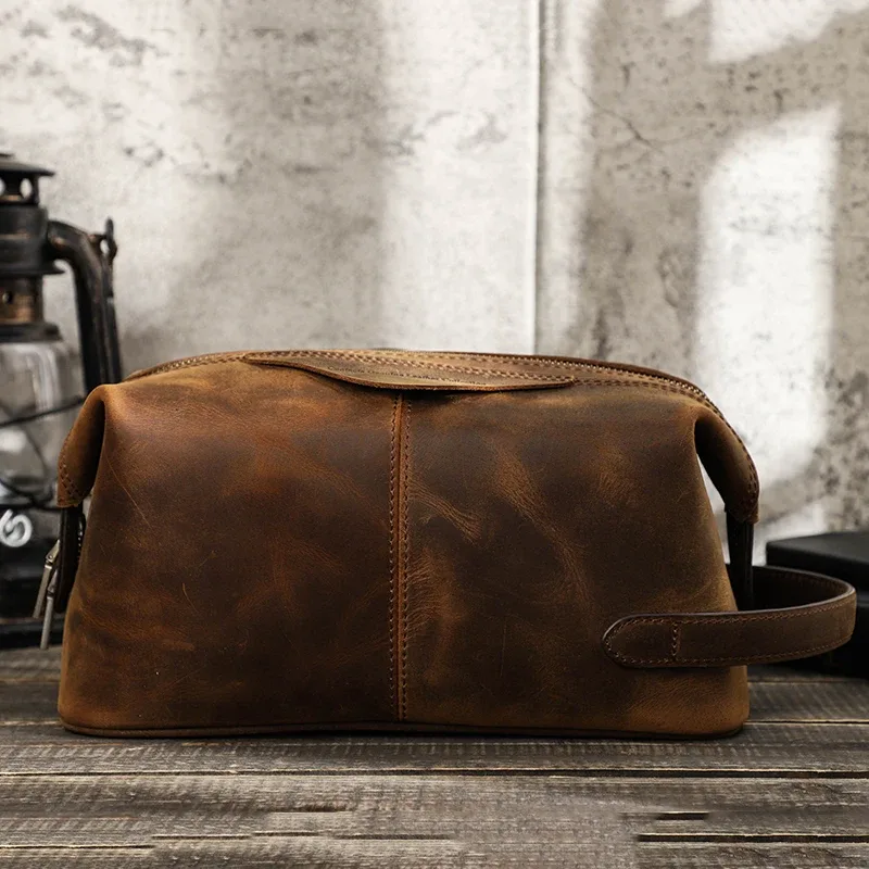 trousse toilette cuir vache texture rugueuse marron vieilli fermeture éclair poche intérieure grande capacité usage voyage