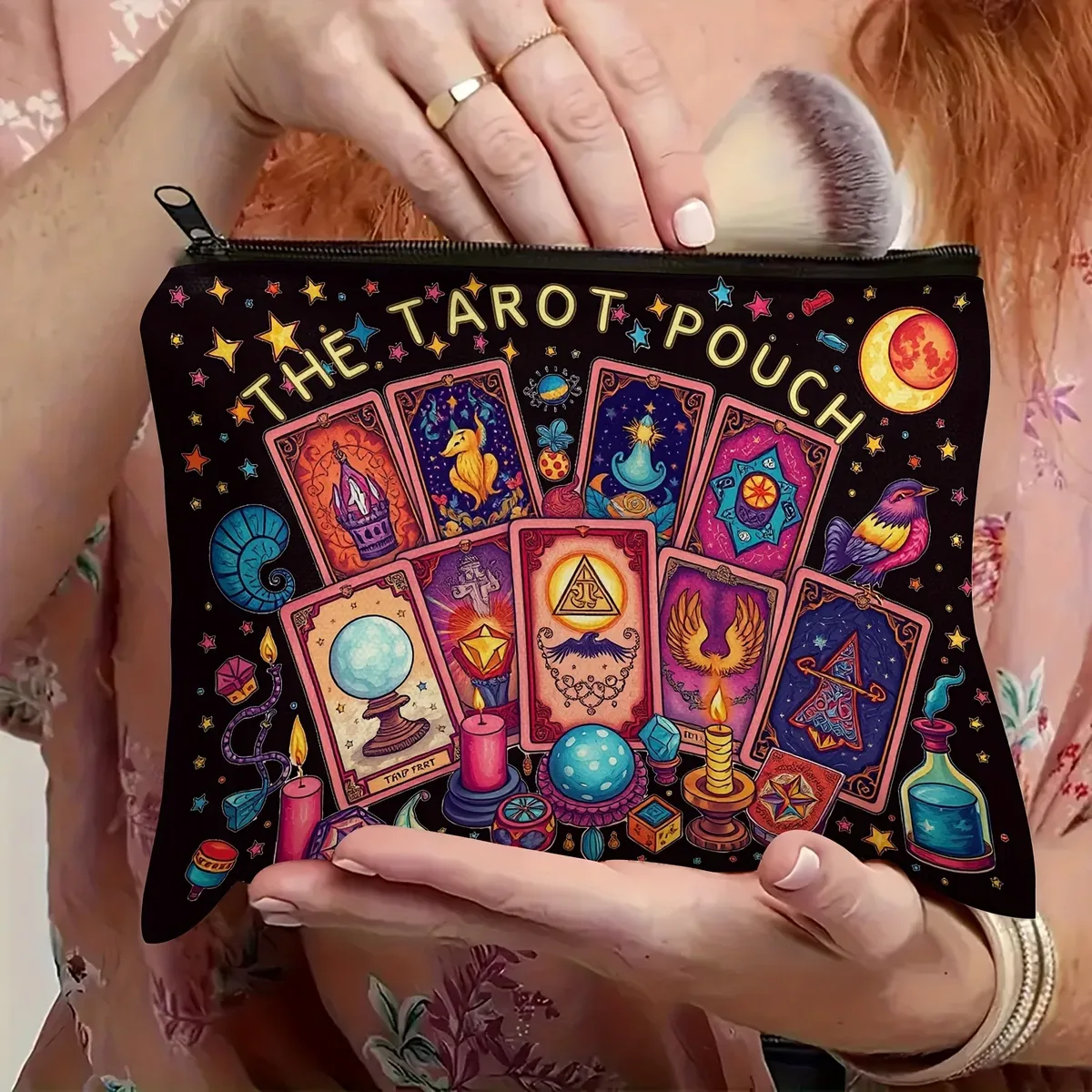 la pochette de tarot conception de carte de tarot cosmique vibrante sac cosmétique compact et portable en polyester durable pour un usage quotidien ou une pochette de voyage