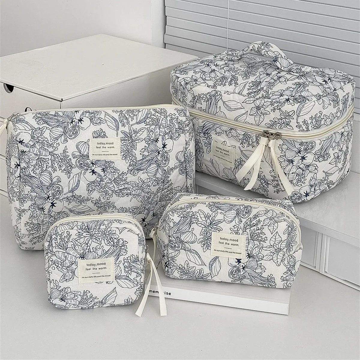 trousse cosmétique tissu coton fleur noire blanc voyage petite pochette carrée fermeture glissière étiquette mood durabilité
