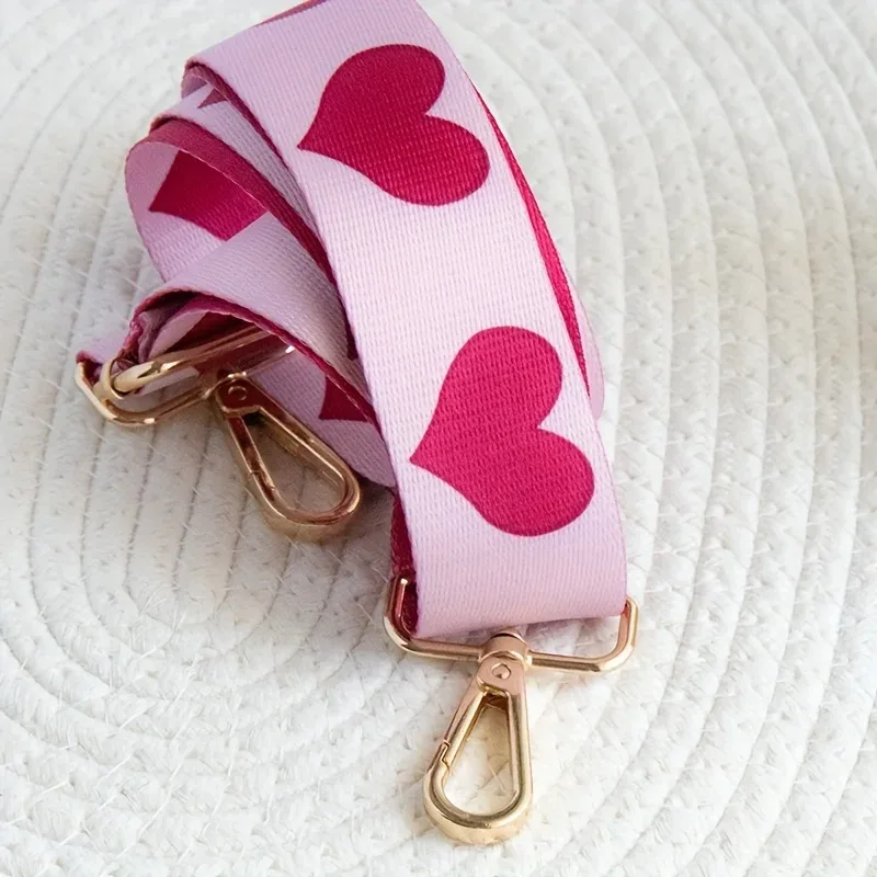 sangle de sac à dos à motif en forme de cœur rose. idéal pour accrocher des objets tels que des tasses de voyage, des appareils photo, des guitares, etc.