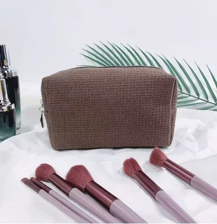 trousse de toilette personnalisée en tissu gaufré : pochette de toilette monogrammée | organisateur de voyage avec nom brodé | cadeau pour une future mariée