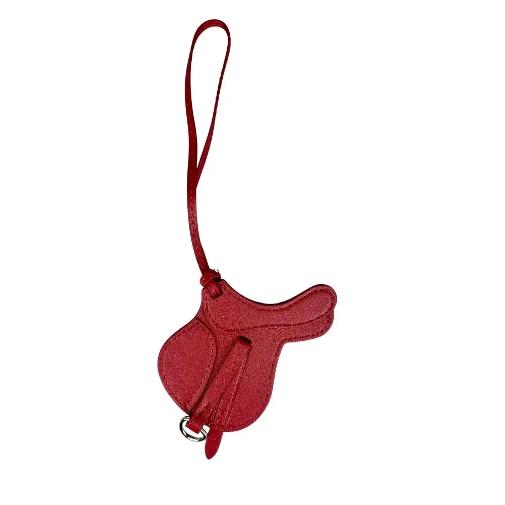pochette selle cheval cuir marron clair ornementation équestre accessoire voyage style raffiné artisanal unique