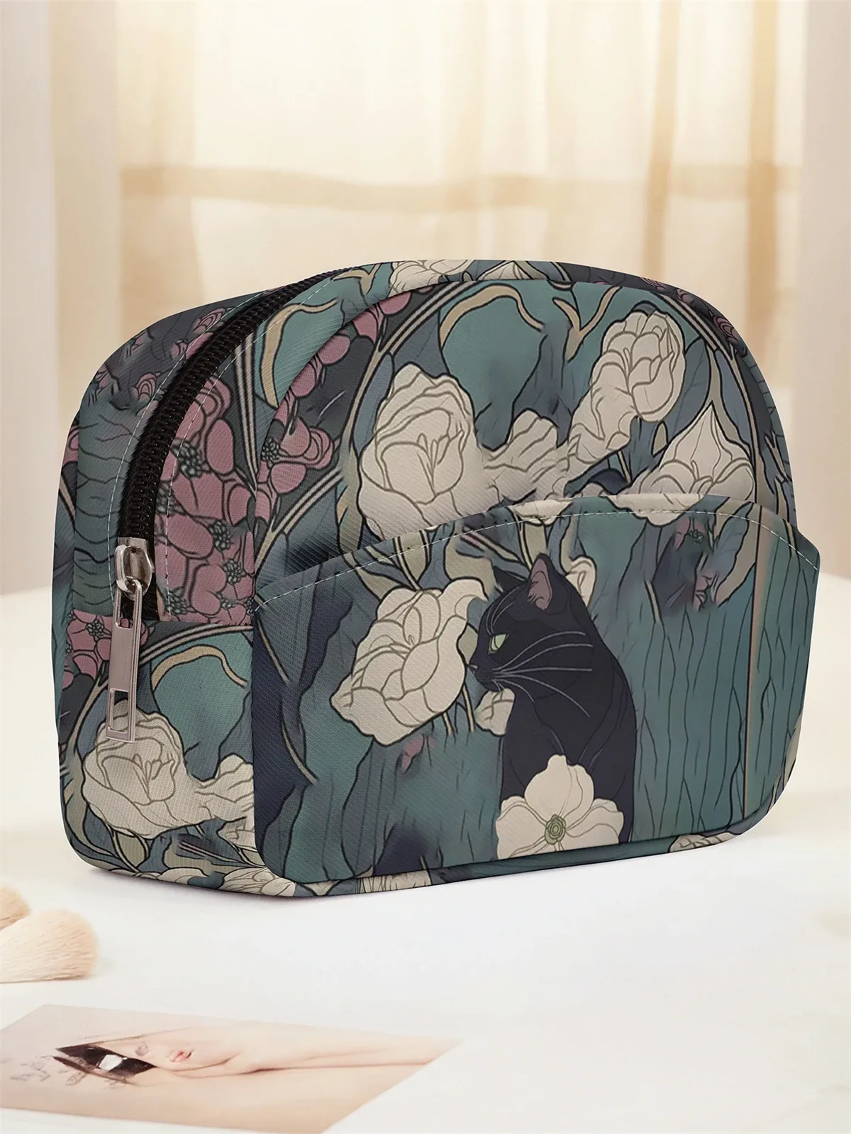 trousse de maquillage art nouveau à motif floral blanc et chat noir, avec fermeture éclair, pour le rangement des articles de toilette en voyage.