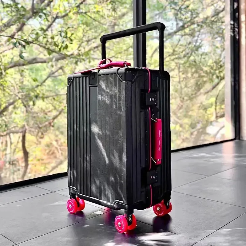 valise pc aluminium roues pivotantes silencieuses serrure tsa compartiments internes couleur noire ligne dorée grande capacité voyage