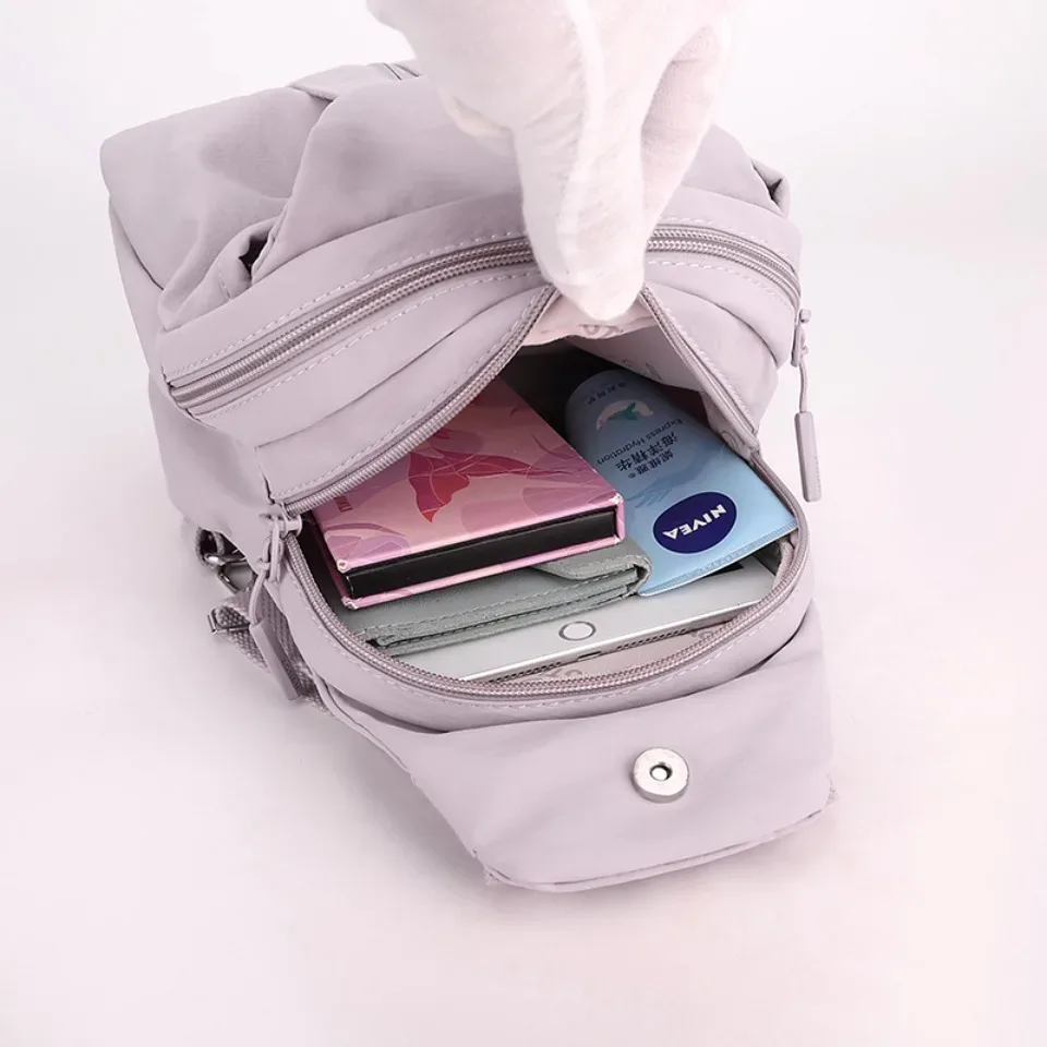 sac dos nylon gris pastel imperméable compartiment intérieur bandoulière arquée poche limon trapézoïdale voyage femme