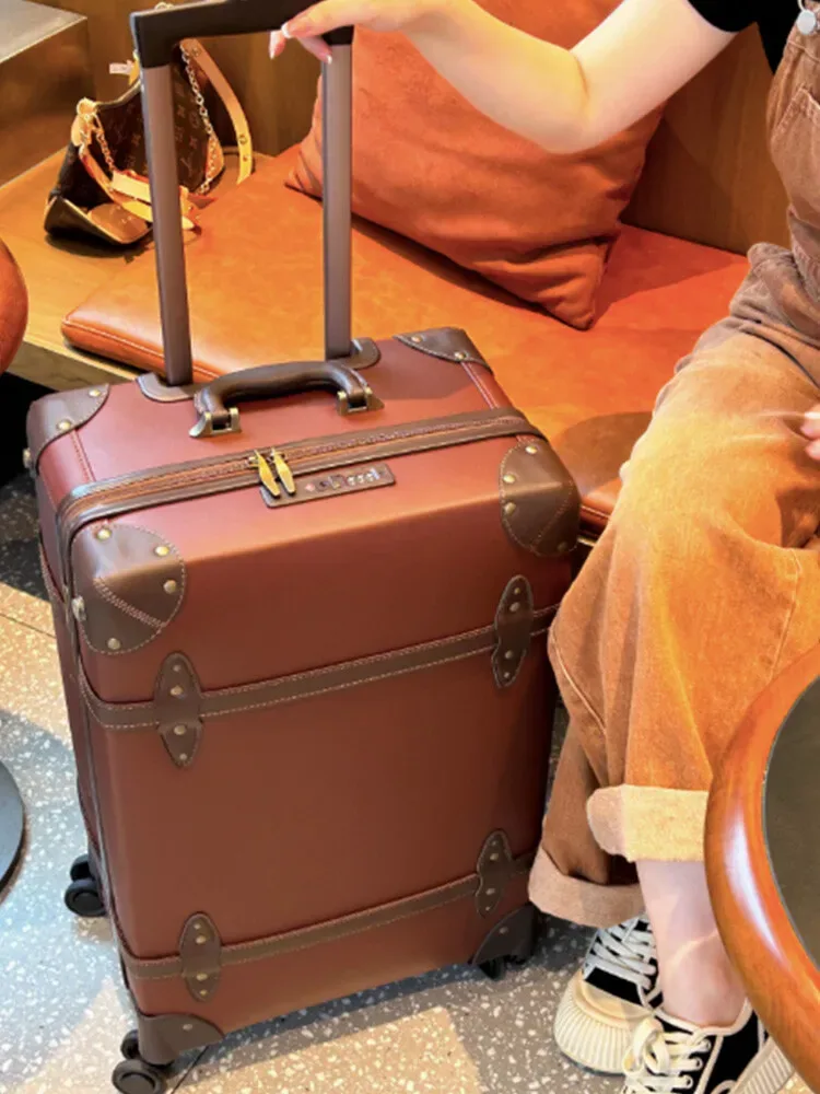 valise voyage forme carrée poignées latérales marron bandes noires rivets dorés cuir simili matière bagage roulante