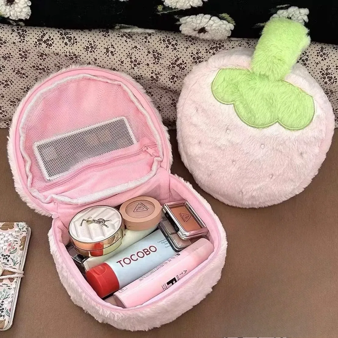 trousse de maquillage en peluche fraise mignonne grande capacité, trousse de voyage cosmétique avec poignée, organisateur de pinceaux pour filles