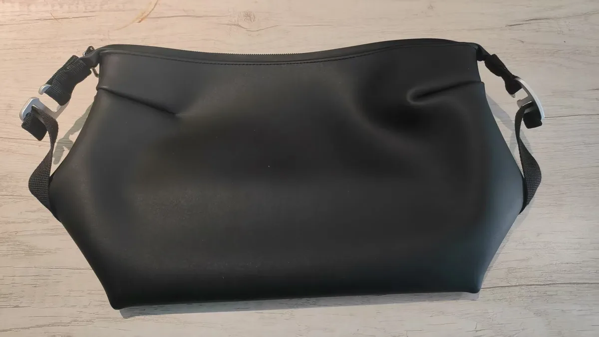 un sac de toilette et de maquillage de voyage en silicone, élégant, simple, uni et de haute qualité pour femmes, avec un crochet en métal, léger et facile à transporter, doté d'une texture lisse et de propriétés anti-froissement, un sac de bain multifonctionnel, idéal pour les voyages, les déplacements professionnels, les dortoirs étudiants, les cadeaux de saint-valentin pour petites amies, amies et personnes âgées, un article indispensable, un sac de maquillage pour femmes, un organisateur de salle de bain élégant, peut servir à ranger et organiser le maquillage, les produits de soins de la peau, les articles de toilette et les nécessités quotidiennes.