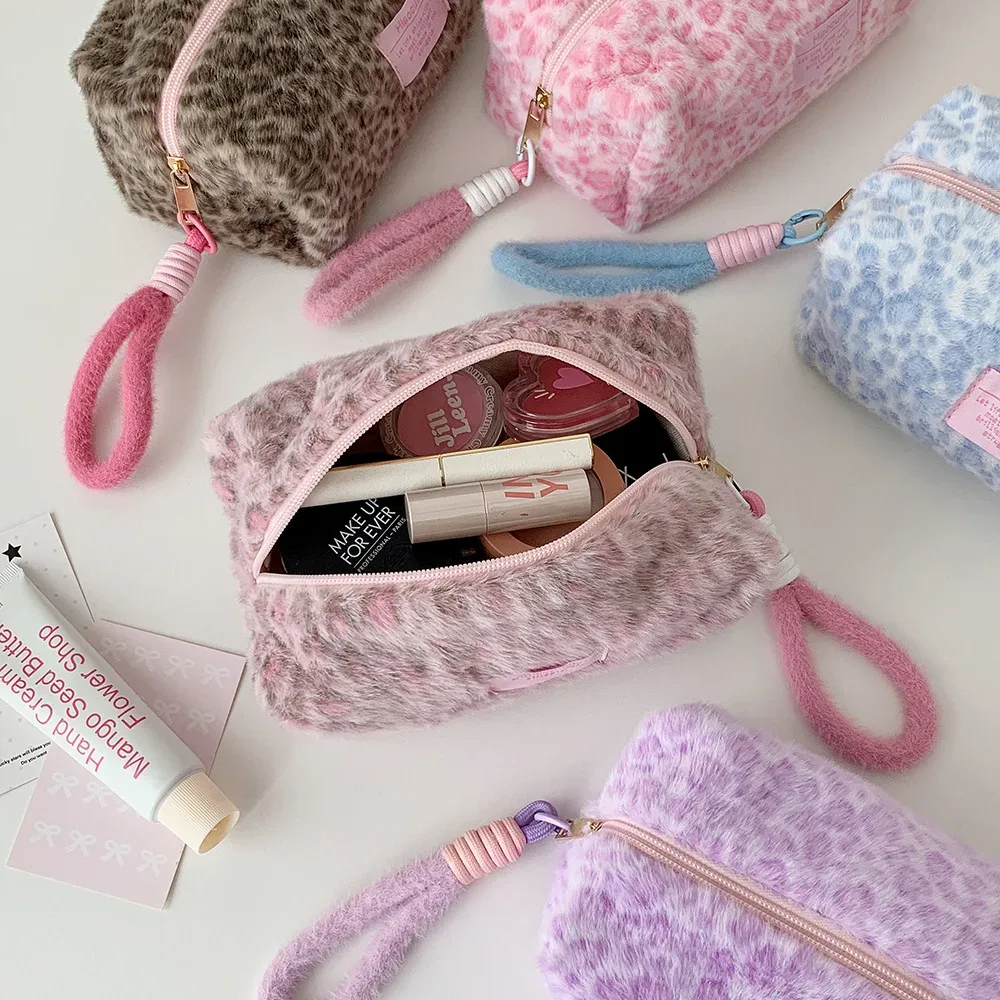 sac de maquillage portable en peluche à imprimé léopard pour filles, pochette pour étudiantes, sac de rangement portable pour produits de soin de la peau et articles de toilette