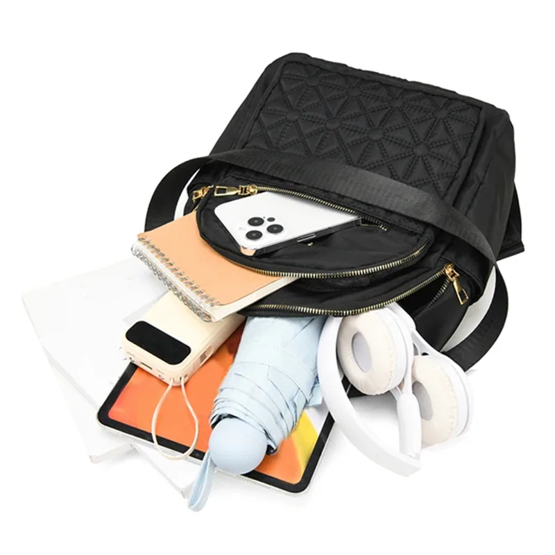 sac à dos élégant en nylon matelassé pour femmes, sac à dos avec quincaillerie dorée, sac à bandoulière multi-emplacements pour les activités de voyage et de shopping décontractées