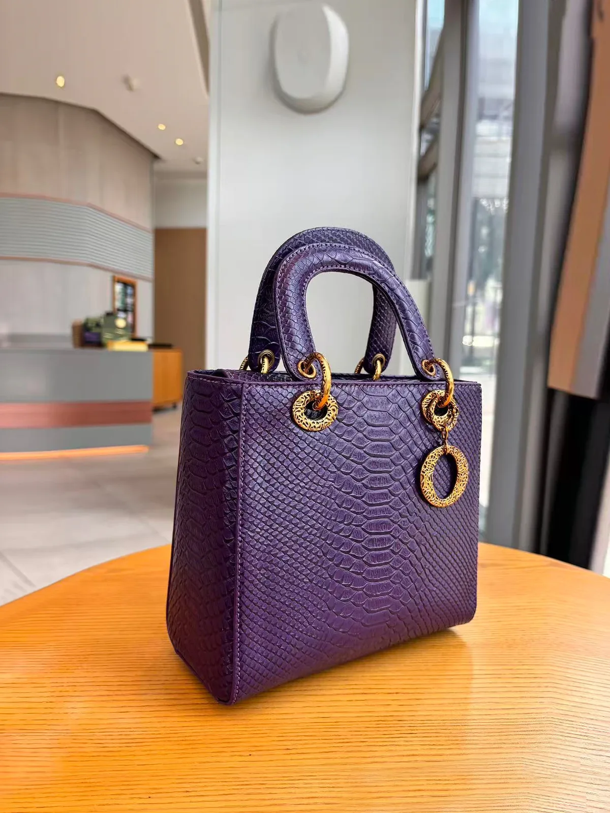 nouveau sac à main femme luxe 2026, motif serpent, design de niche, texture raffinée, petit sac exotique, sac à bandoulière polyvalent pour le quotidien