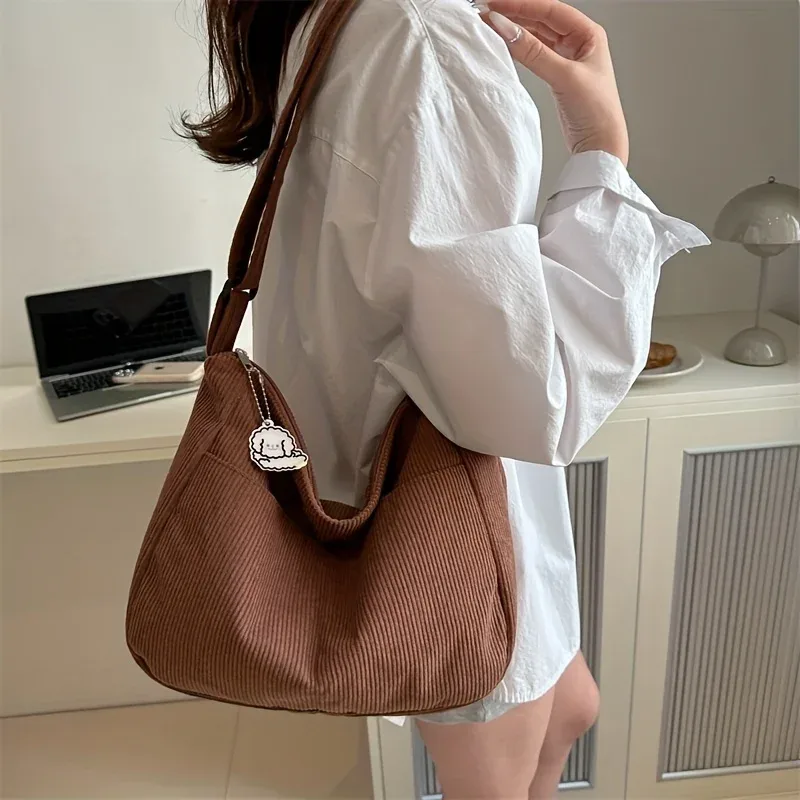 sac à bandoulière en velours côtelé pour femmes, fourre-tout décontracté rayé de grande capacité avec fermeture à glissière, joli patch de chapeau, parfait pour un usage quotidien