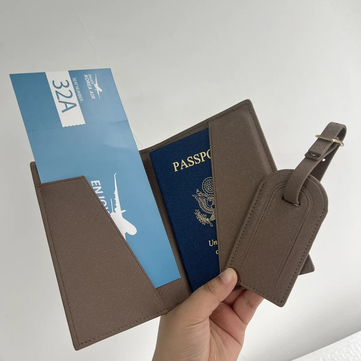 coffret cadeau avec lettres initiales monogrammées gratuites, porte-passeport en cuir saffiano, étiquette de bagage, couverture de passeport, accessoires de voyage