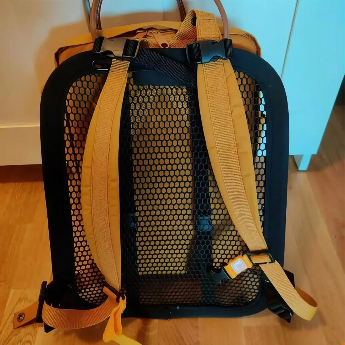 sac dos plastique structure maille hexagonale noire bandes fixation tissu noir jaune usage extérieur randonnée cyclisme