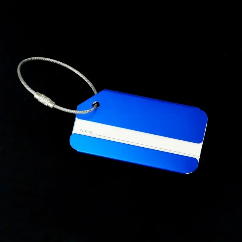 étiquette bagage métallique rectangulaire bande blanche anneau suspension couleurs variées voyage identification valise embarquement