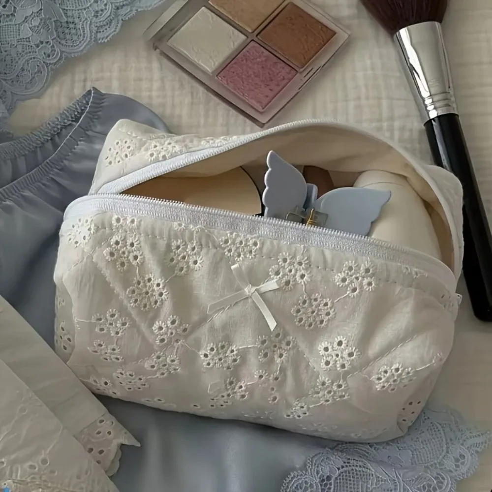 trousse de maquillage élégante en dentelle blanche, pochette cosmétique de mariée matelassée avec nœud brodé floral, cosmétique cadeau de toilette de voyage pour femmes