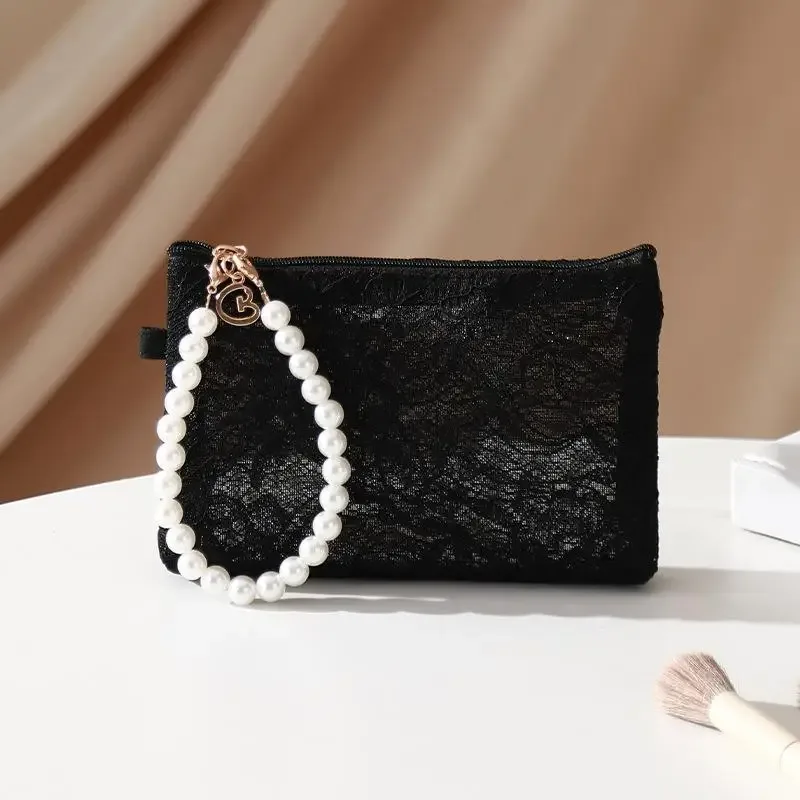 pochette de maquillage en dentelle avec bracelet de poignet en perles, design semi-transparent, pochette cosmétique pour le rangement quotidien et les voyages.