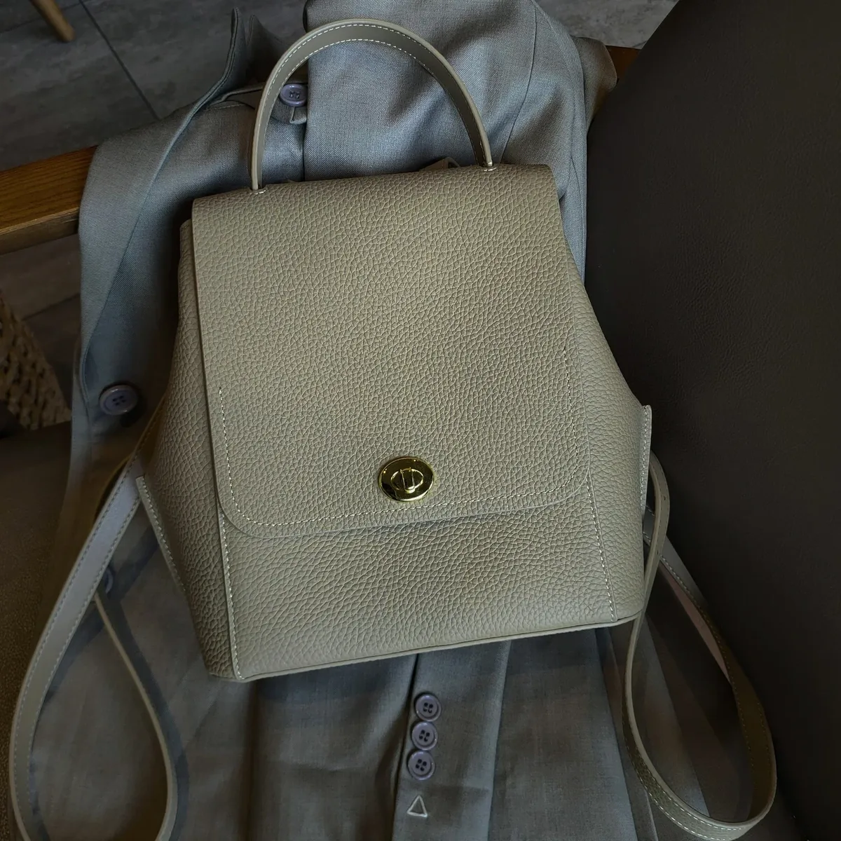 sac dos cuir vachette beige marron clair foncé format petit rectangulaire bandoulière poignée souple antivol usage voyage école collège