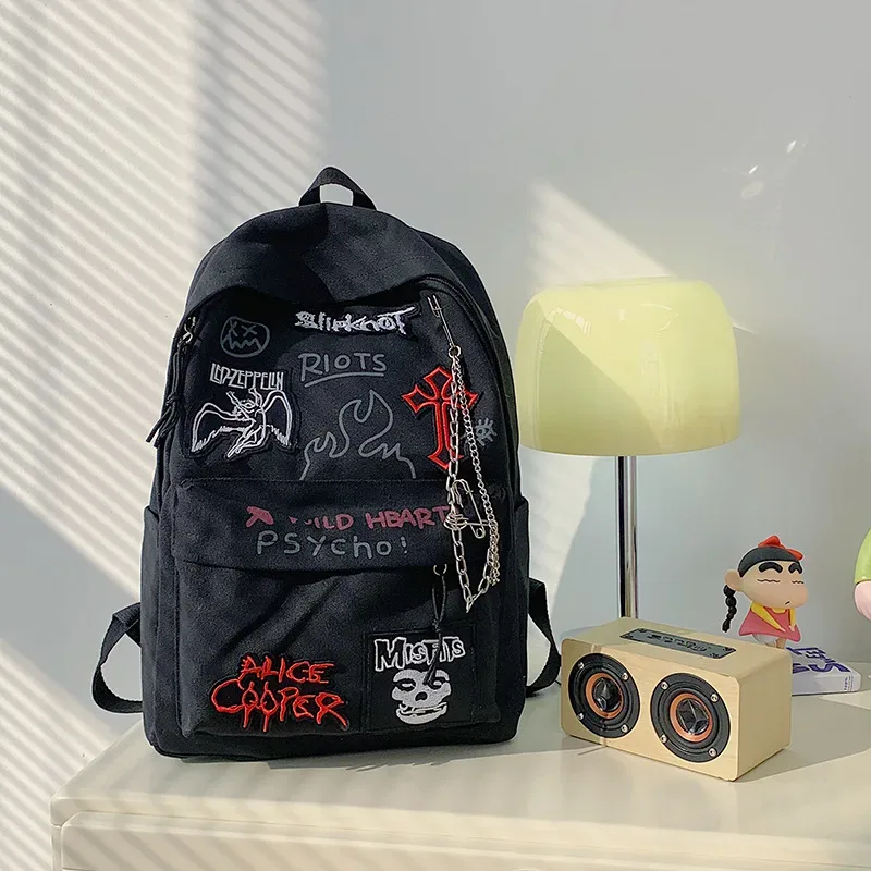sac à dos gothique rock pour hommes et femmes, sac à dos décontracté en toile de grande capacité avec accents en métal et patchwork pour un usage quotidien