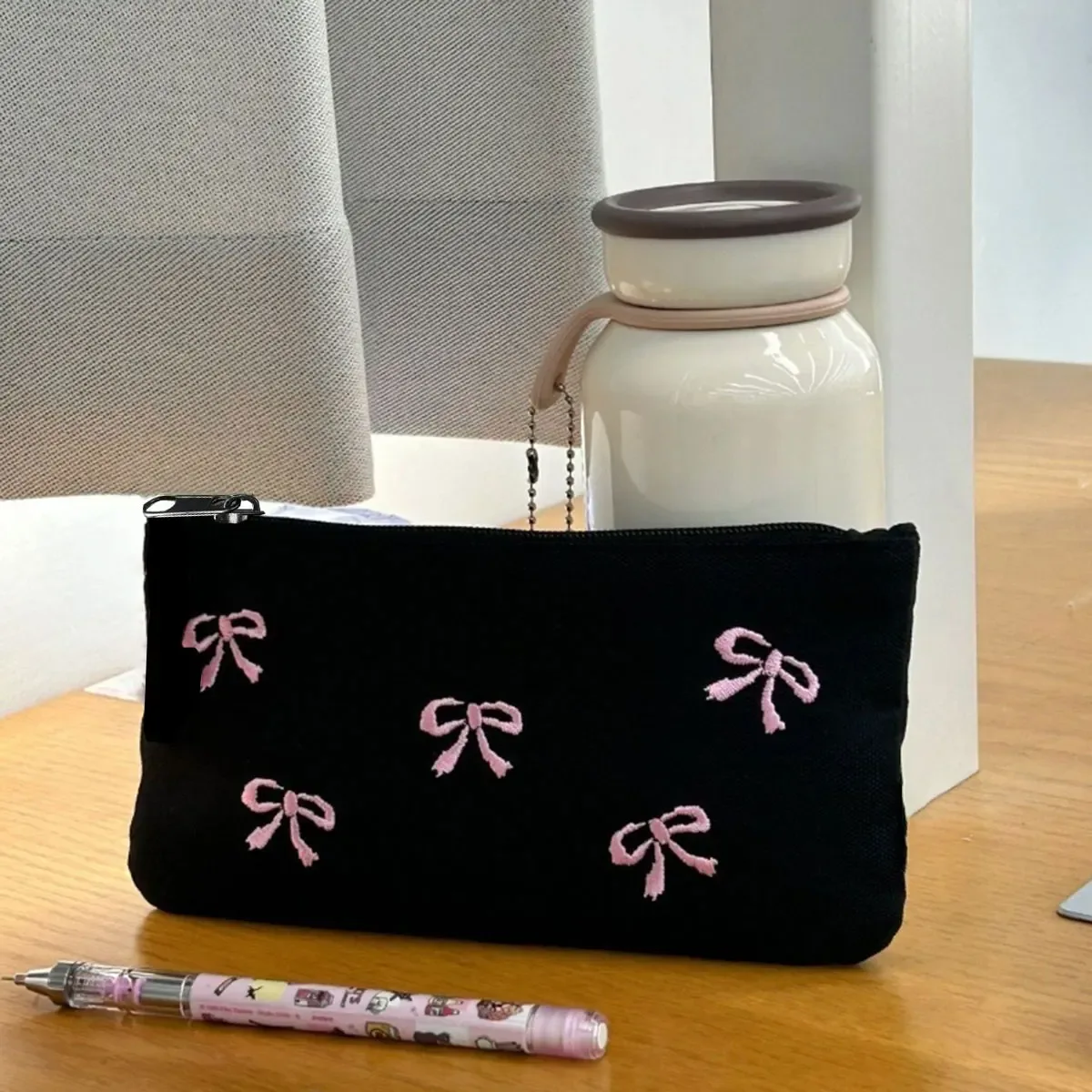 Pochette à stylos noire brodée avec nœud, sac de rangement cosmétique au design élégant, sac à cosmétiques simple style Ins, 1 pièce (direction de fermeture éclair aléatoire)