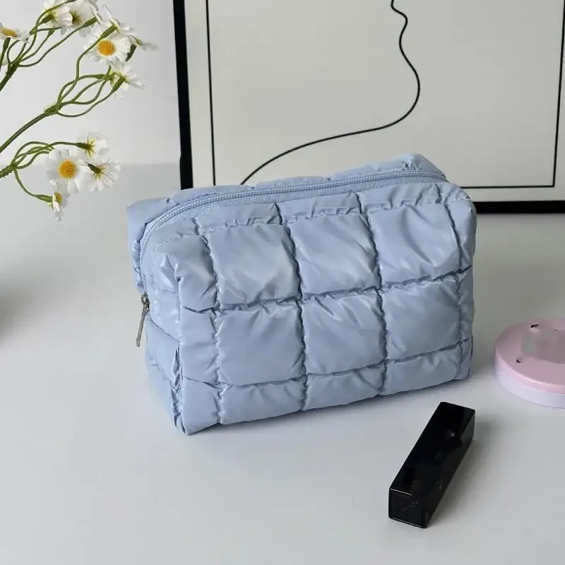 pochette cosmétique matelassée avec un grand espace pour les voyages