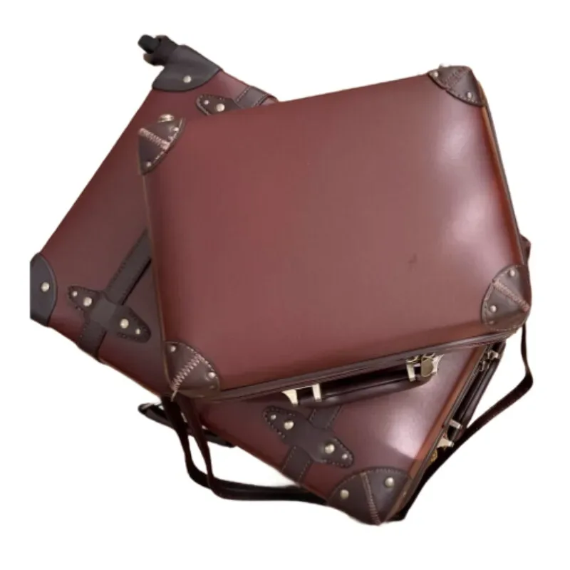 valise voyage forme carrée poignées latérales marron bandes noires rivets dorés cuir simili matière bagage roulante