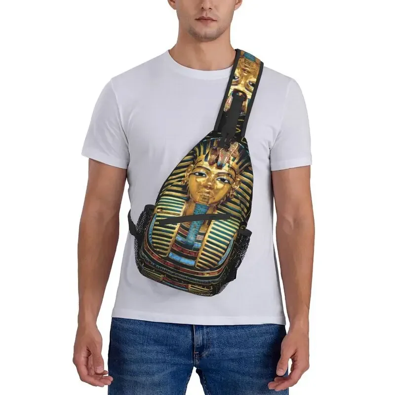 cool prairie gold pharaoh egyptian king tut sling crossbody sac à dos pour homme, hiéroglyphique égyptien initié, sacs de poitrine pour la randonnée
