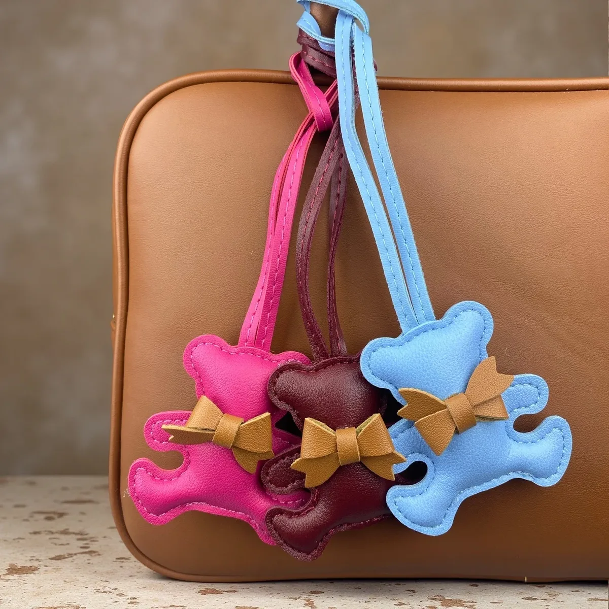 adorable breloque de sac en cuir pu en forme d'ours, pose câlin avec un petit nœud, pendentif animal pour sacs à main et sacs à dos, cadeau pour filles