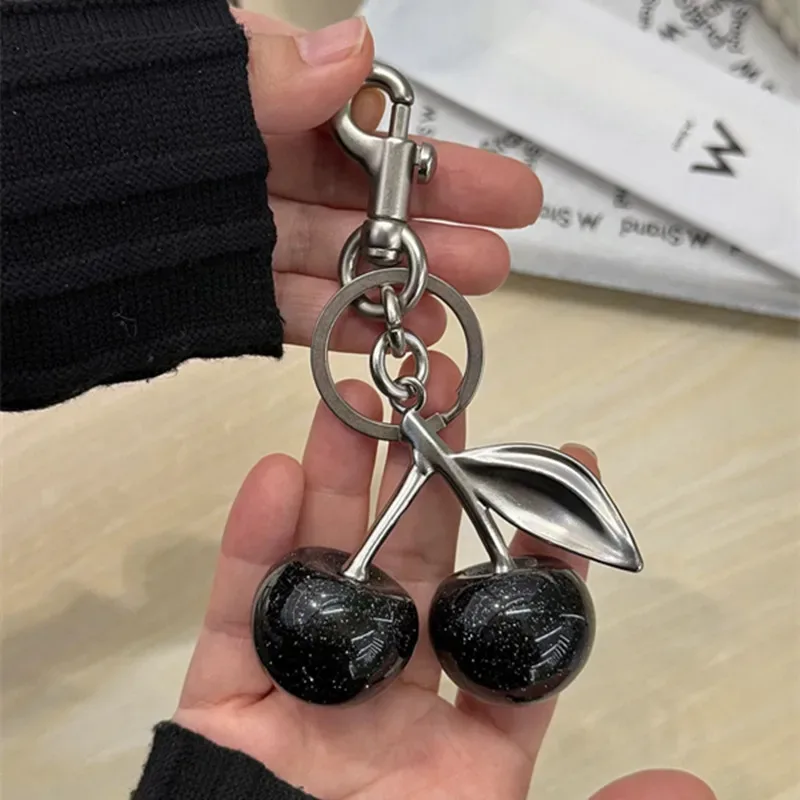 Accessoire de charme cerise noire, pendentif cerise, porte-clés, pendentif à la mode pour sac d'entraîneur, sac à main pour femmes, sacs à bandoulière