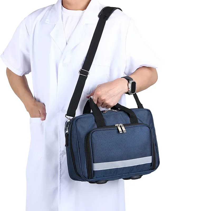 trousse de premiers secours extérieure de grande capacité avec bandes réfléchissantes, sac de rangement portable, options de transport multiples pour les premiers secours