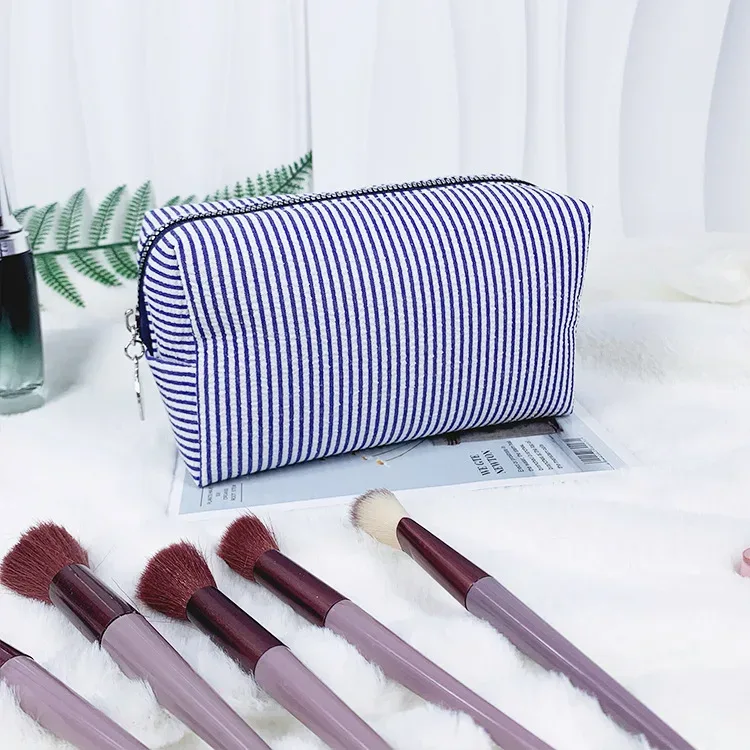 trousse de toilette brodée sur mesure, pochette cosmétique personnalisée en seersucker rayé, organiseur de voyage couleur bonbon, cadeaux pour demoiselles d'honneur