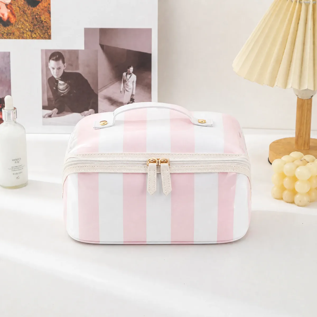 sac de voyage léger à grande capacité en pvc rayé pour cosmétiques, haute valeur esthétique, matériau intérieur oxford imperméable, triangulaire