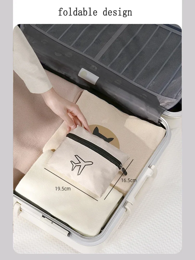 un sac à main pliable qui peut être fixé à la poignée d'un bagage, avec une grande capacité pour contenir les essentiels de voyage ; il peut également être plié en un sac de rangement compact en quelques étapes simples