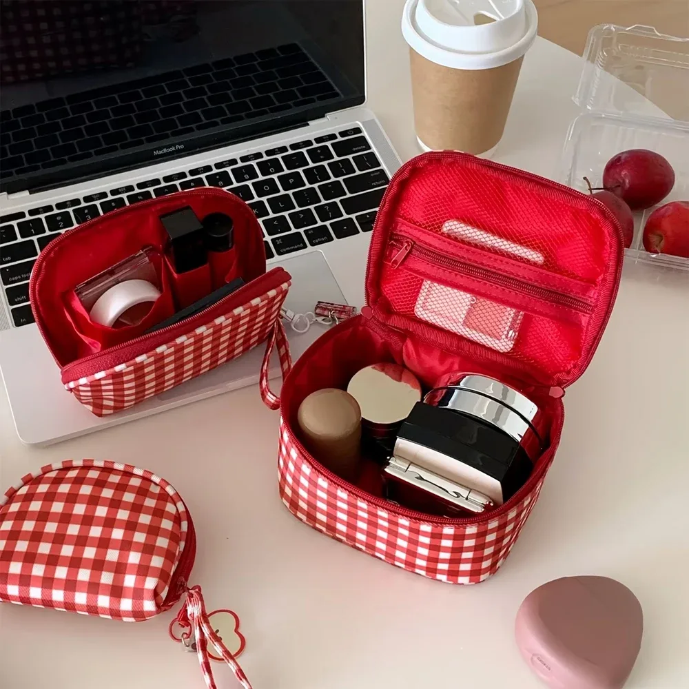 mini trousse de toilette rétro à carreaux rouges, légère et portable avec sangle de poignet et poignée, grande capacité avec fermeture à glissière, adaptée pour la salle de sport et l'usage quotidien