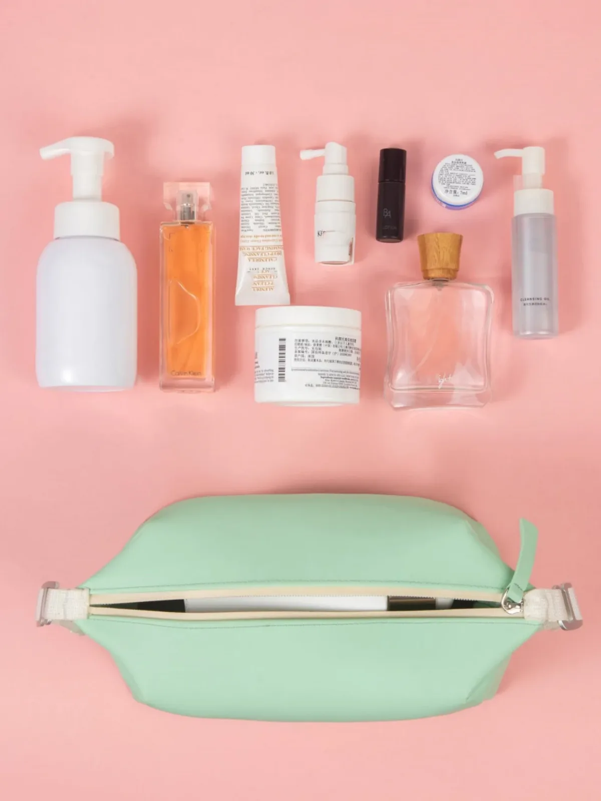 un sac de toilette et de maquillage de voyage en silicone, élégant, simple, uni et de haute qualité pour femmes, avec un crochet en métal, léger et facile à transporter, doté d'une texture lisse et de propriétés anti-froissement, un sac de bain multifonctionnel, idéal pour les voyages, les déplacements professionnels, les dortoirs étudiants, les cadeaux de saint-valentin pour petites amies, amies et personnes âgées, un article indispensable, un sac de maquillage pour femmes, un organisateur de salle de bain élégant, peut servir à ranger et organiser le maquillage, les produits de soins de la peau, les articles de toilette et les nécessités quotidiennes.