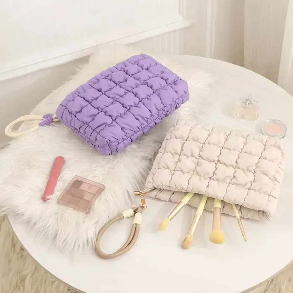sac de maquillage matelassé bouffant mignon, sac à cosmétiques pour femmes et filles, pochette de toilette de voyage bouffante, sac à fermeture éclair à carreaux, sac de rangement de maquillage