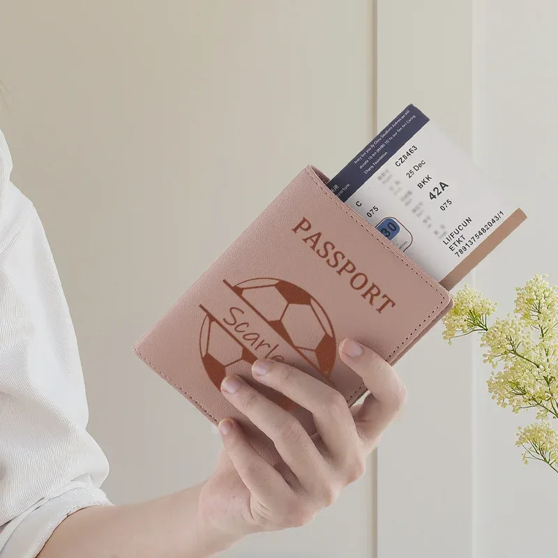 porte-passeport personnalisé avec motif de football, portefeuille de voyage avec emplacements pour cartes et porte-carte d'identité, cadeau élégant pour hommes et femmes