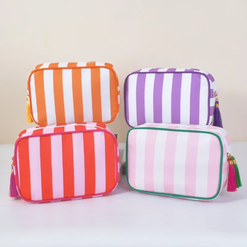 Grand sac à cosmétiques de lavage rayé pour femmes, sac de maquillage à pompon avec fermeture éclair, grande capacité, rangement de toilette, pochette de rangement