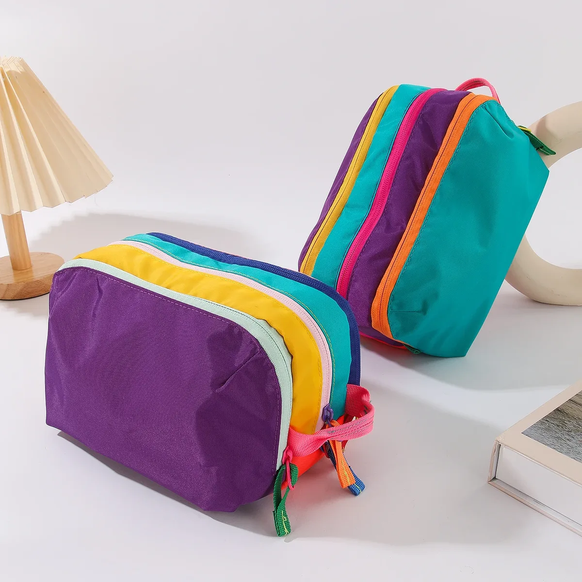 nouveau sac à bandoulière de voyage tendance aux couleurs dopamine, trousse de maquillage, sac de toilette en nylon imperméable grande capacité 4l, sac suspendu