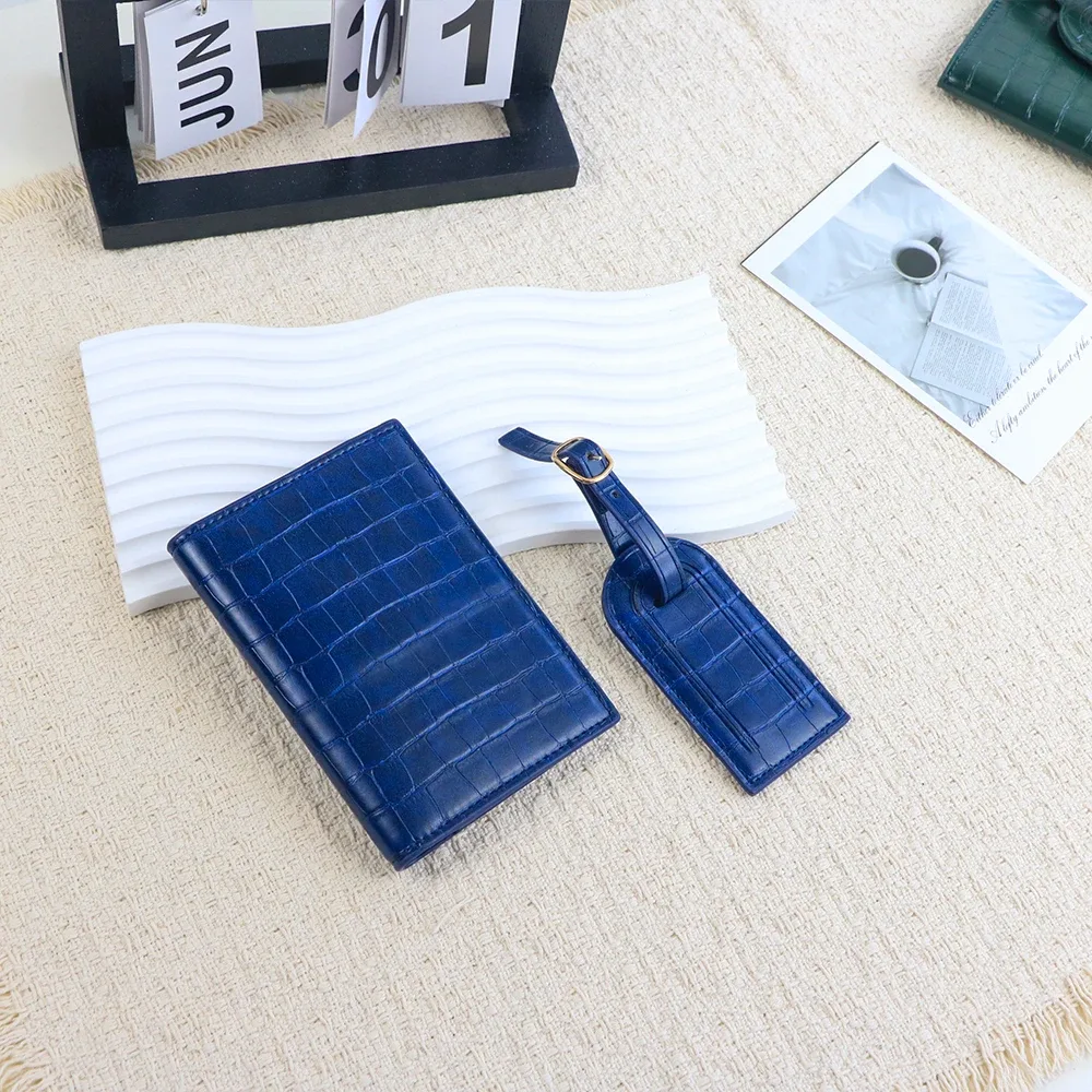 portedocuments etiquettebagage personnalisation prénomlisa motifcrocodile couleurmarron accessoirevoyage portepasseport setaccessoires bagages cuirpu modevoyage identificationvalise nomadresse