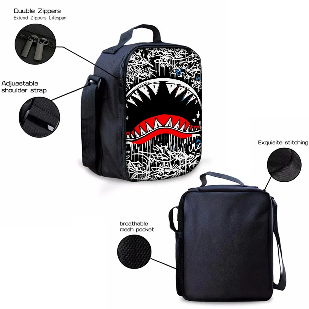 sac dos nylon noir motif requin graphique poignée souple bandoulière arquée compartiment principal poches latérales usage voyage école
