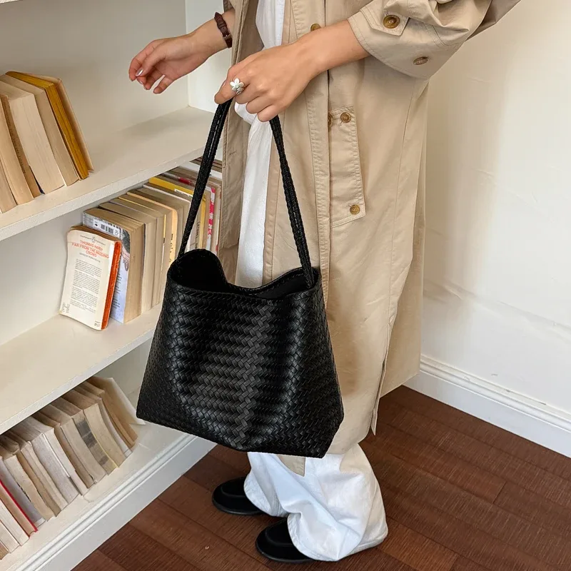 sacs à bandoulière tissés de luxe, nouvelle collection automne 2026, sacs seau en pu grande capacité, sacs fourre-tout vintage pour femmes pour le quotidien