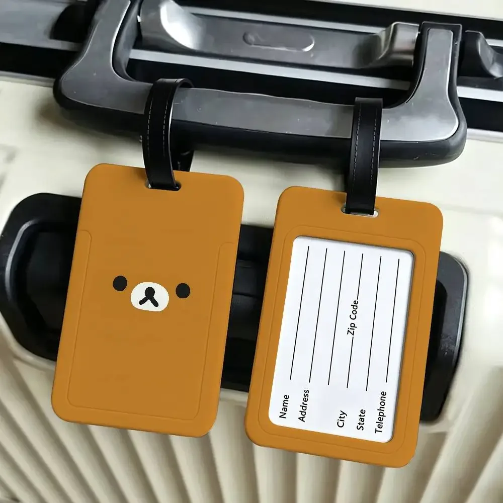 étiquette bagage plastique pvc motif rilakkuma couleurs roses rouges blanches voyage ecole pratique antiperte ceinture porté