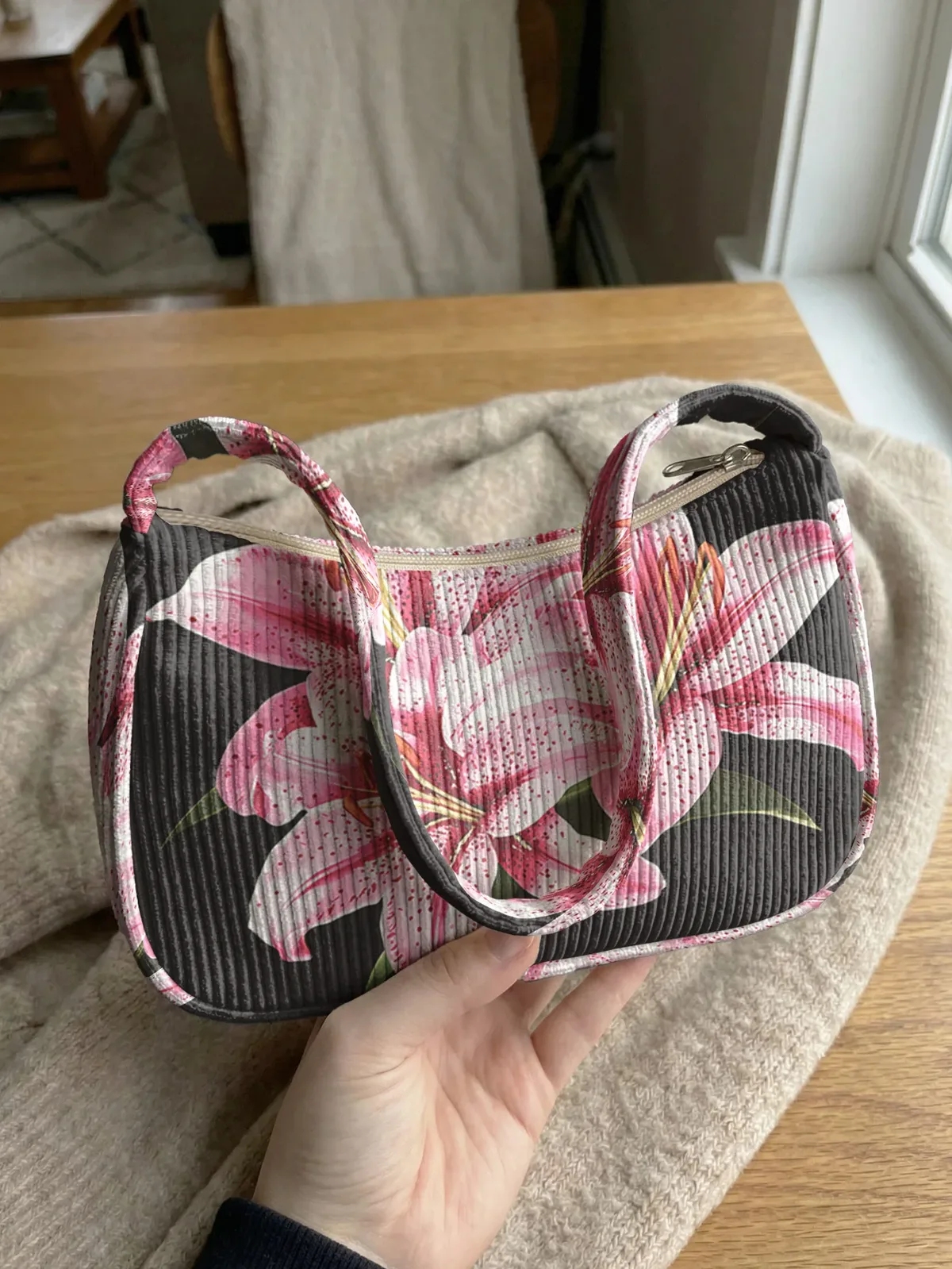sac à bandoulière tendance à imprimé lys rose, sac sous le bras en velours côtelé noir pour un usage quotidien décontracté